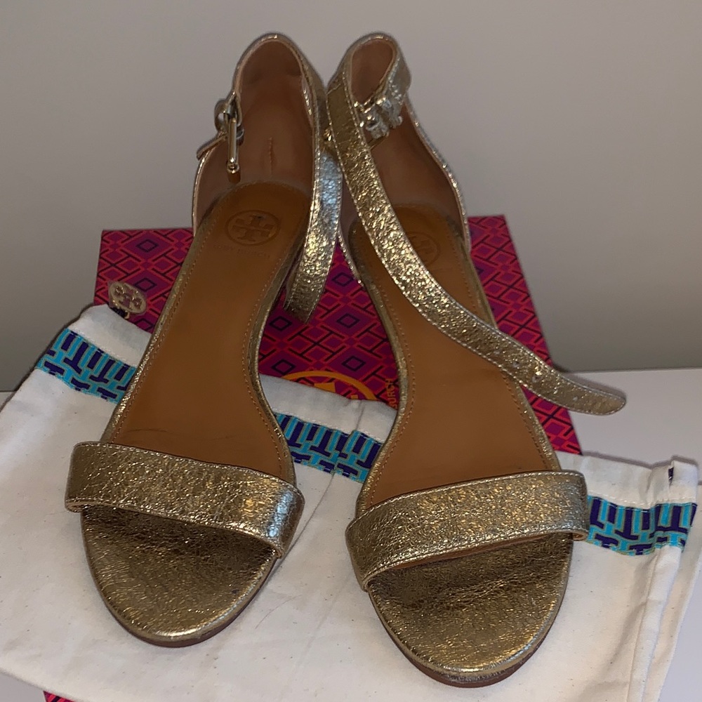 Tory Burch Savannah Wedge Saharian Gold Size 8.5